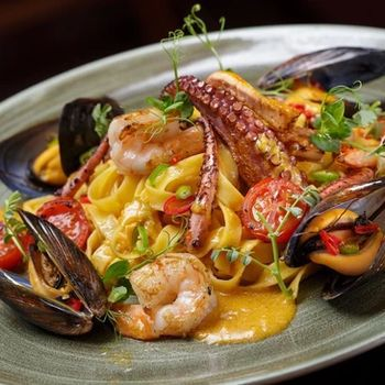 Tagliatelle con frutti di mare e salsa di aragosta