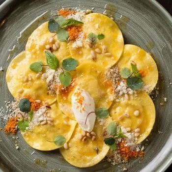 Cappellacci con camembert e pere in salsa di burro e noci