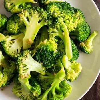 Broccoli tras la tigaie cu usturoi